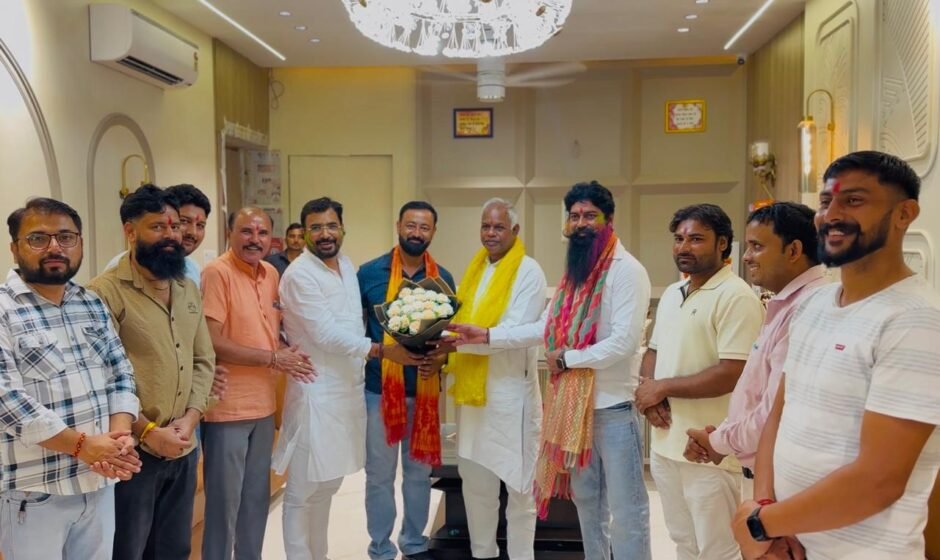 वरिष्ठ भाजपा नेता साहब सिंह पुंडीर ने अपने आवास पर विजेंद्र कश्यप