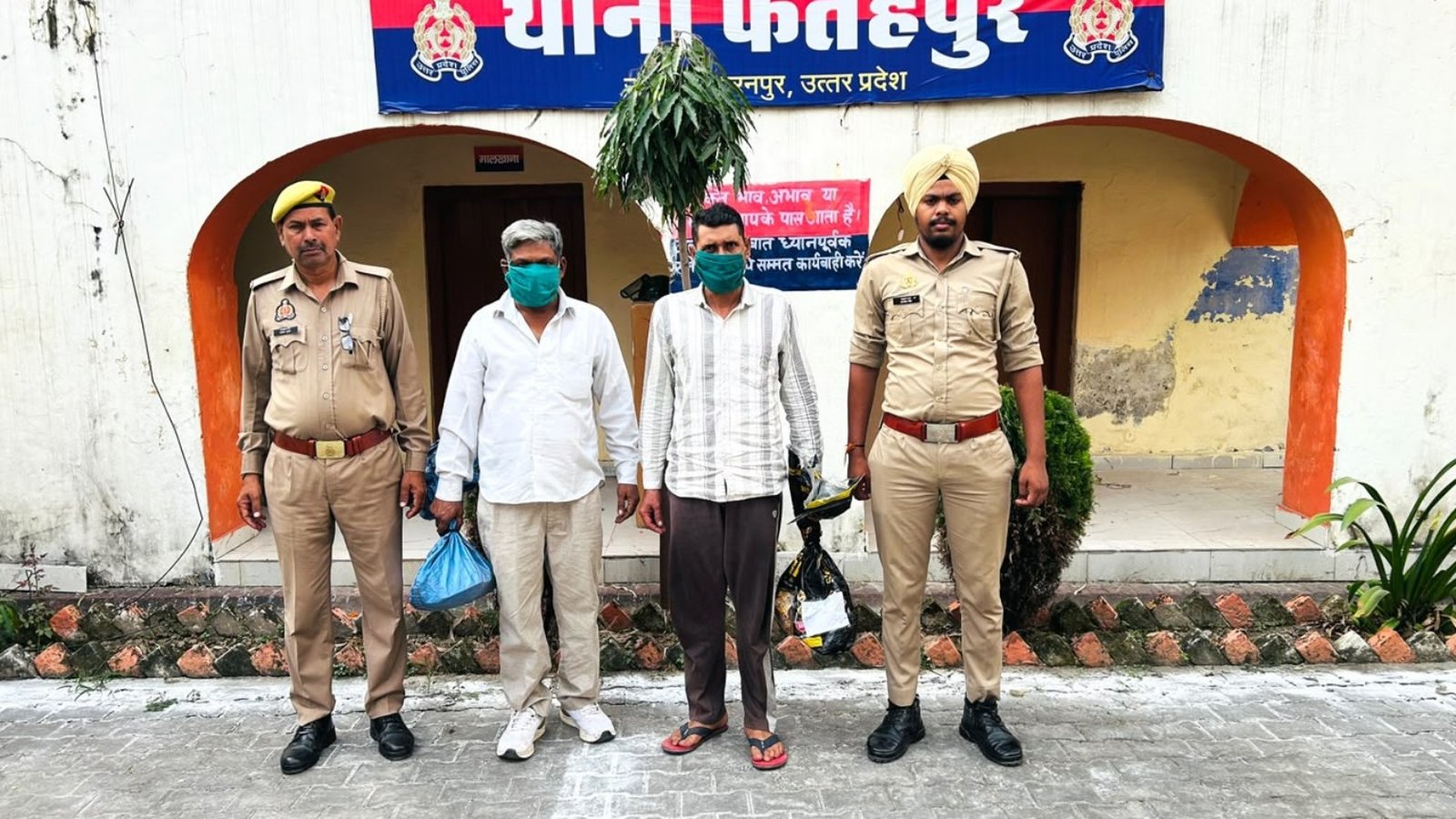 फतेहपुर पुलिस की कार्रवाई: 2 शराब तस्कर गिरफ्तार, 50 पाउच देशी शराब बरामद